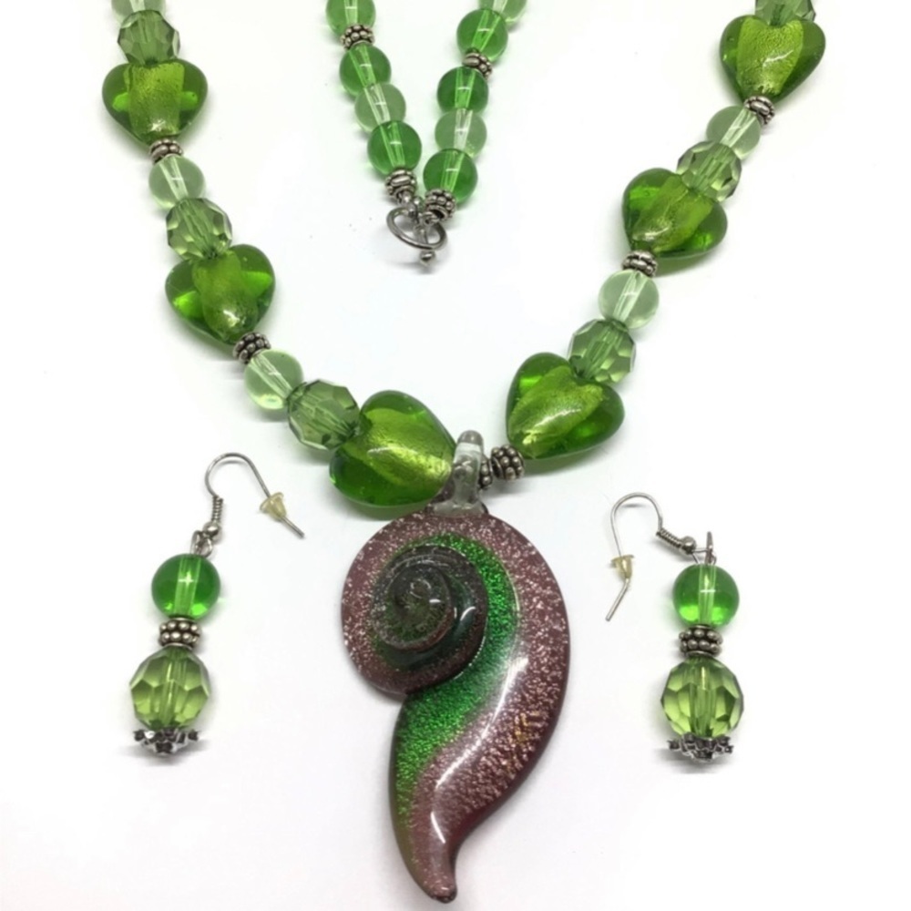 Beautiful green glass seashell necklace/earring jewelry‎ set